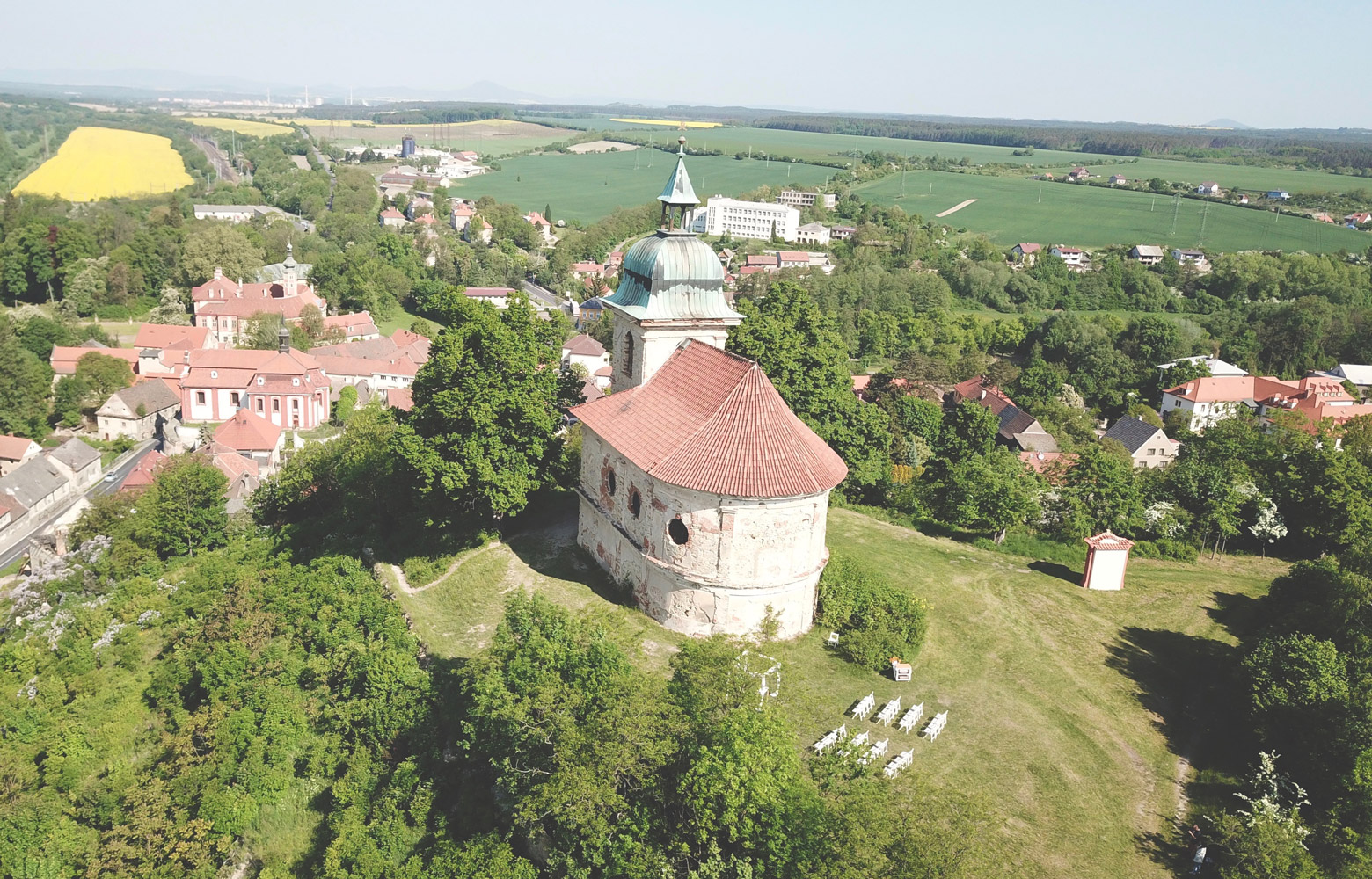 Svatba u kostela